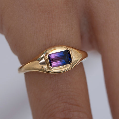 Chameleon-Parti-Sapphire-Signet-Pinky-Ring-Closeup