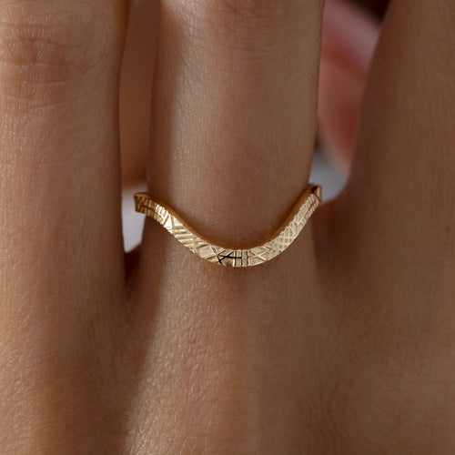 Curved-Geometric-Pattern-Gold-Wedding-Band-Closeup