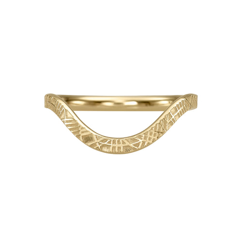 Curved-Geometric-Pattern-Gold-Wedding-Band-Packshot