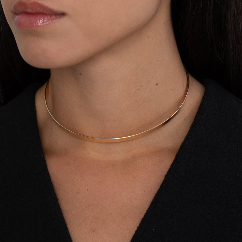 Minimalist-Thin-Gold-Band-Choker-Solo