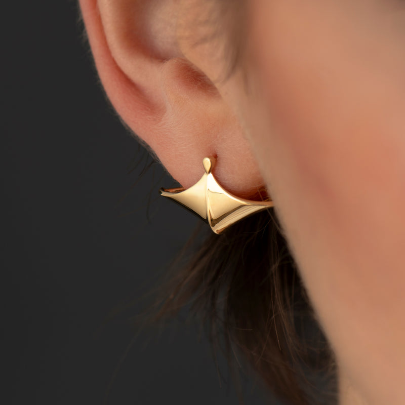 Modern-18K-Gold-Pointed-Wide-Huggie-Earrings-Closeup-Angle